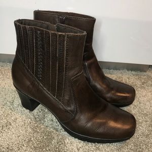 Clark’s leather brown small heels booties